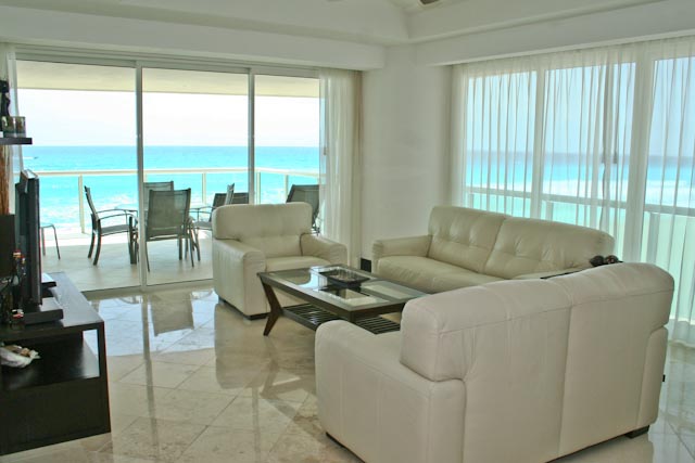 huge great room with attached oceanfront patio with jacquzzi, 42 inch flat panel Plasma TV