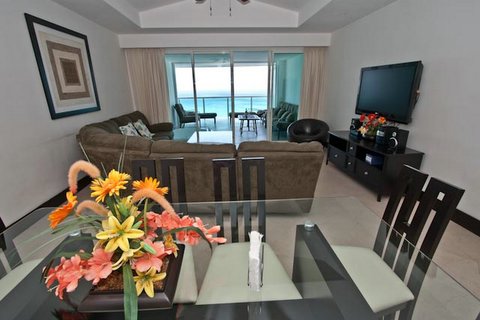 Another view of the huge great room with Craibbean Views