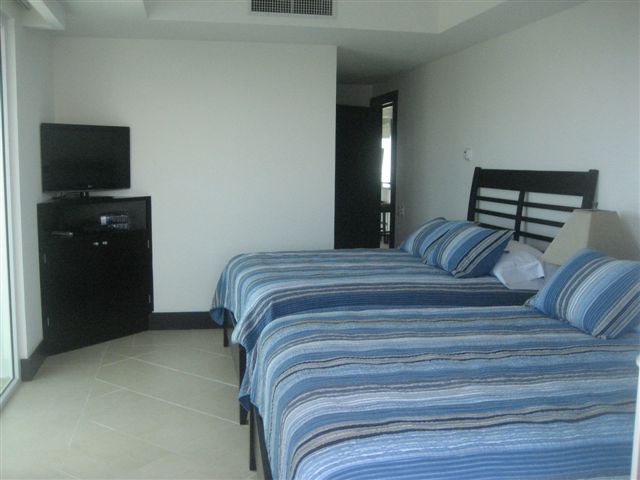 Guest Suite 4 with ocean and lagoon view terrace