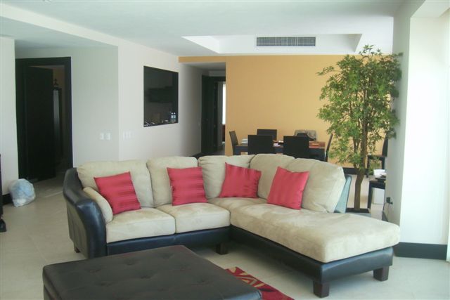 huge great room with attached oceanfront patio with jacquzz, 42 inch flat panel Plasma TV