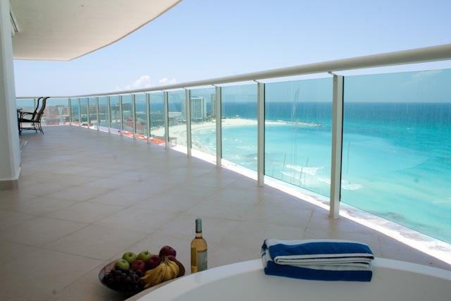 The entire coast line can be seen from this sky villa