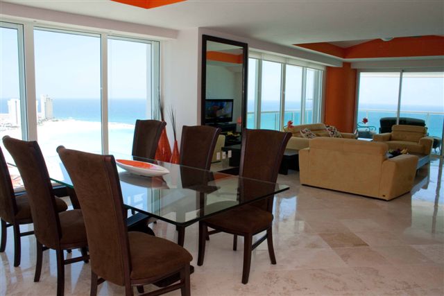huge great room with attached oceanfront patio with jacquzz, 42 inch flat panel Plasma TV