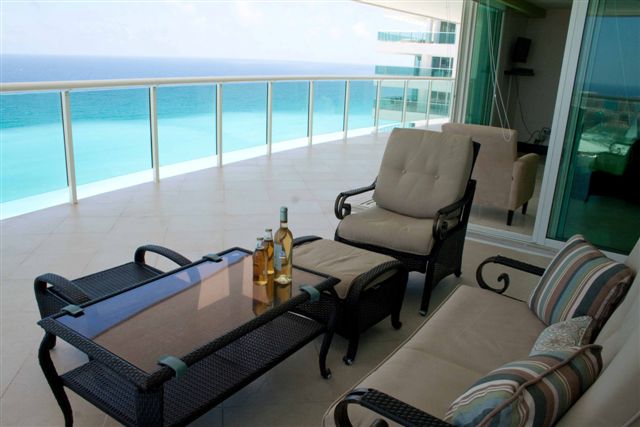 The entire coast line can be seen from this sky villa